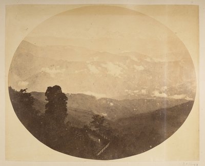 Kanchenjunga kukkulalta lähellä kaupungintaloa, [Darjeeling]. 1870-luvun näkymiä Darjeelingistä tekijältä English Photographer