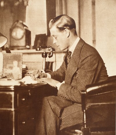 Kuningas Edward VIII pöytänsä ääressä St. Jamesin palatsissa Lontoossa tekijältä English Photographer
