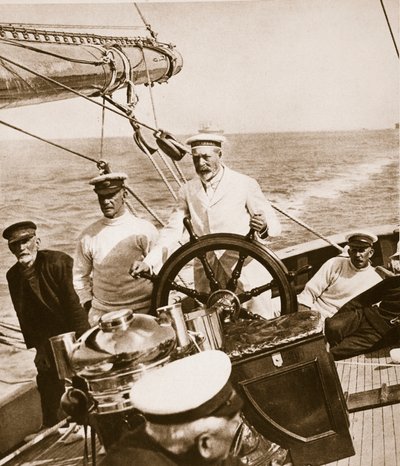 Kuningas Yrjö Britannia-purjeveneensä ruorissa, 1920-30-luvut. tekijältä English Photographer