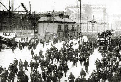Harland und Wolffin telakan koputusaika Belfastissa, Irlannissa, taustalla rakenteilla oleva Titanic, 1910-11. tekijältä English Photographer