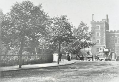 Lambeth Bridge: lähestymistie, taustalla Lambeth Palace, 1897 tekijältä English Photographer