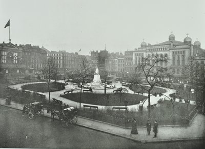 Leicester Square, Westminster LB: katsot koilliseen, 1896 tekijältä English Photographer