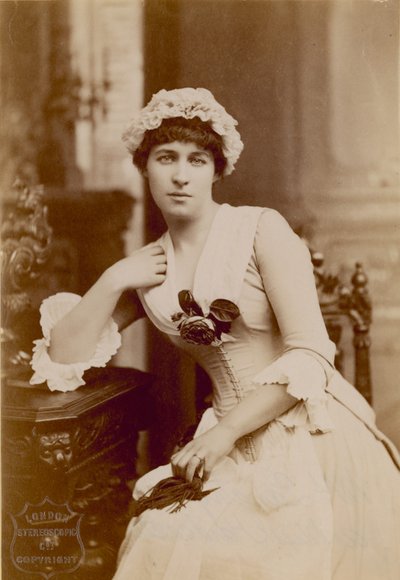 Lillie Langtry, näyttelijä, valokuva Miss Hardcastlen roolissa tekijältä English Photographer