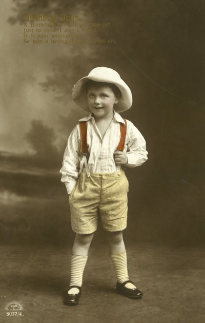 Pikkupoika punaisissa olkaimet (väri litho) tekijältä English Photographer