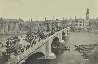 London Bridge: hevosvetoiset omnibussit ja kärryt sekä jalankulkijat ylittävät sillan, 1895 tekijältä English Photographer