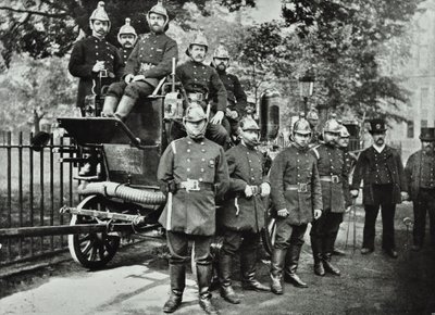 Lontoon palokunta: palomiehiä moottorilla ja kääntöhanoilla, 1895 tekijältä English Photographer