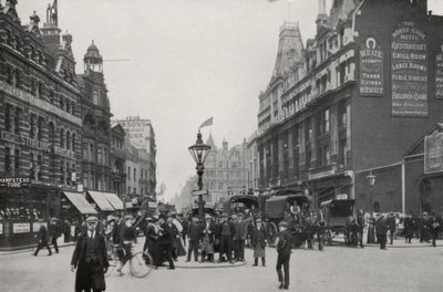 Lontoo: Tottenham Court Road (m/w kuva) tekijältä English Photographer