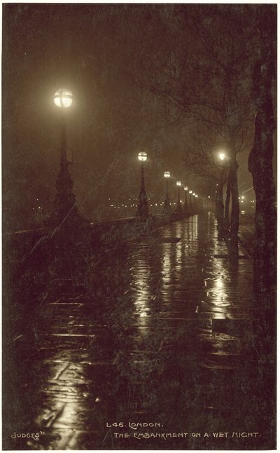 Lontoo, Embankment märkänä yönä (s/w-kuva) tekijältä English Photographer