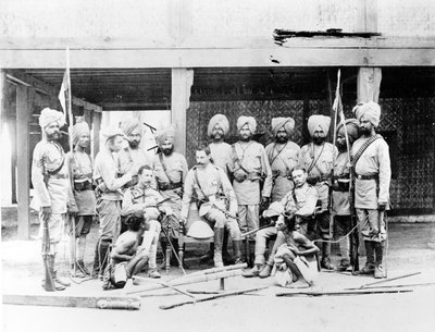 Lordi Henry Rawlinson sikhien upseerien ja vangittujen burmalaisten heimomiesten kanssa, n. 1886 tekijältä English Photographer