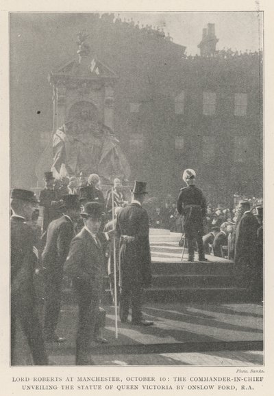 Lord Roberts Manchesterissa 10. lokakuuta, ylipäällikkö paljastaa Queen Victorian patsaan Onslow Fordin, RA tekijältä English Photographer