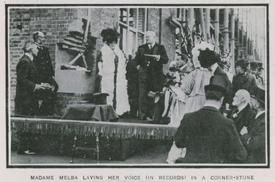 Madame Melba ääntää äänensä nurkkakivessä - tekijältä English Photographer