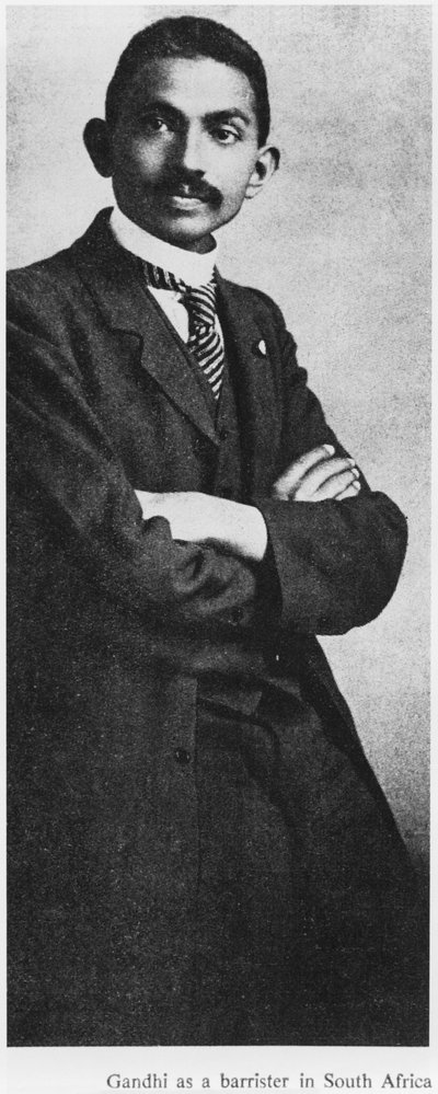 Mahatma Gandhi (1869-1948) asianajajana Etelä-Afrikassa, n. 1900 tekijältä English Photographer