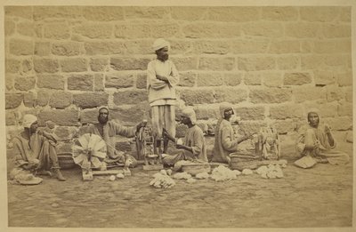 Miesvangit kiertelevät puuvillaa kehruupyörillä Karachin vankilassa. c. 1873160 mm x 250 mm Valokuvaaja: Michie and Company Archaeological Survey of India Kokoelmat: Intian toimistosarja (Nide 52). tekijältä English Photographer