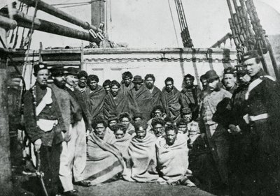 Maorivangit vankilajonossa Wellingtonin satamassa, 1866 tekijältä English Photographer