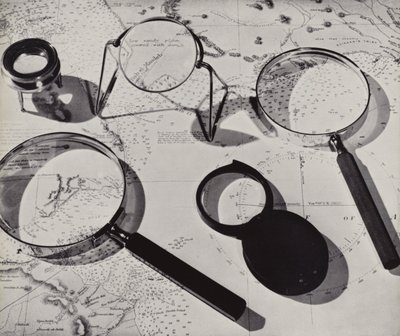 Kartta ja suurennuslasit (s/w-valokuva) tekijältä English Photographer
