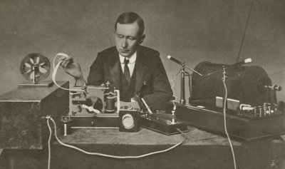 Marconi varhaisen langattoman laitteen kanssa (m/w kuva) tekijältä English Photographer