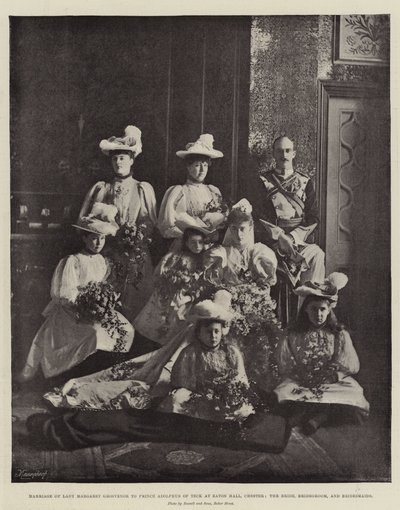 Lady Margaret Grosvenorin avioliitto Teckin prinssi Adolphuksen kanssa Eaton Hallissa, Chester, morsian, sulhanen ja morsiusneidot tekijältä English Photographer