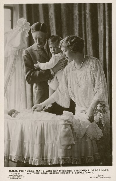 Mary, prinsessa Royal, ja hänen miehensä varakreivi Lascelles poikiensa Georgen ja Geraldin kanssa (m/v kuva) tekijältä English Photographer