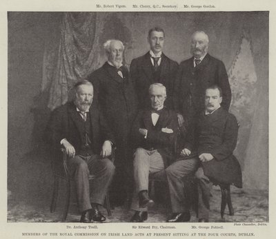 Irlannin maalakeja käsittelevän kuninkaallisen komission jäsenet tällä hetkellä istunnossa Four Courtsissa, Dublinissa tekijältä English Photographer