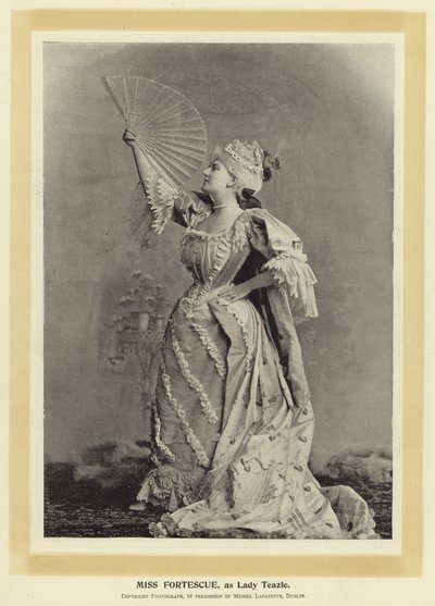 Miss Fortescue, Lady Teazlen roolissa tekijältä English Photographer