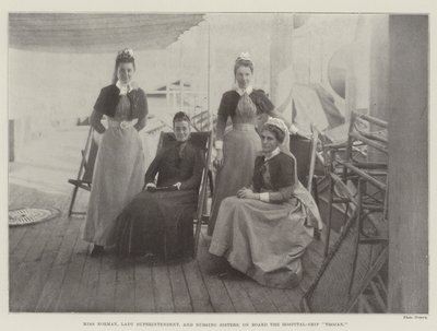 Miss Norman, lady superintendentti ja sairaanhoitajat sisaret sairaalalaiva Troijalaisella tekijältä English Photographer