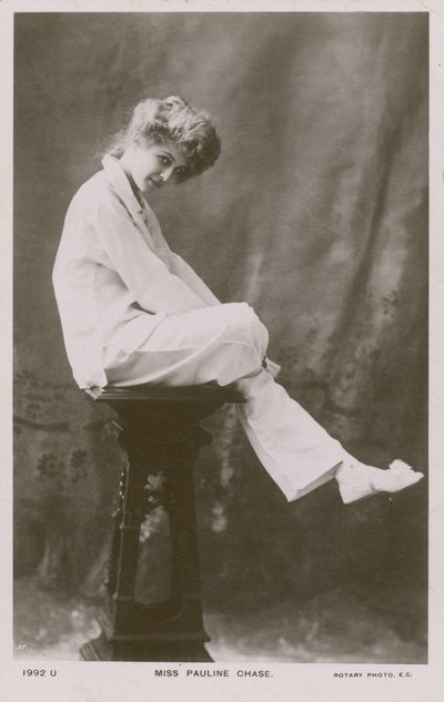 Neiti Pauline Chase, pyjaman puvussa tekijältä English Photographer