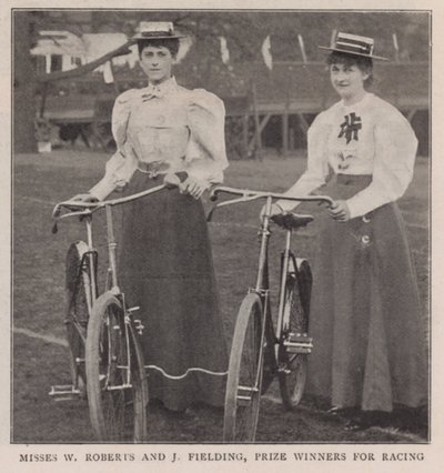 Miss W Roberts ja J Fielding, kilpailun voittajat tekijältä English Photographer