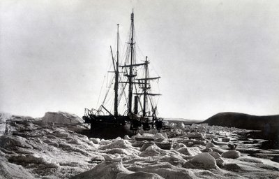 Pohjoisnapa: "" Alert"" niputettu lähellä Cape Beecheyä, Robesonin kanava - "" Tarina matkasta Napajärvelle vuosina 1875-76", G.S. Nares, toim. Lontoo tekijältä English Photographer