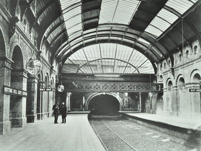Notting Hill Gaten metroasema: näkymä laitureille ja radalle, 1868 tekijältä English Photographer