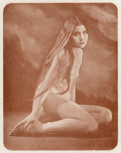Nudistista taidetta: Dolores (s/w valokuva) tekijältä English Photographer