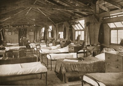 Yksi makuuhuoneista, Donington Hall, kuvitus saksalaisista vangeista Isossa-Britanniassa (syväpaino) tekijältä English Photographer