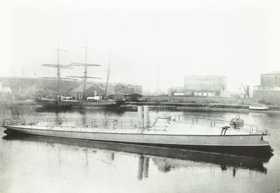 Yksi kolmesta Portugalin hallitukselle rakennetuista torpedoveneistä, Lontoo, 1881 tekijältä English Photographer