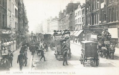 Oxford Street nähtynä Tottenham Court Roadilta tekijältä English Photographer