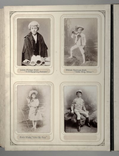 Sivu Leedsissä järjestetyn nuorten naamiaisjuhlan matkamuistoalbumista. tekijältä English Photographer