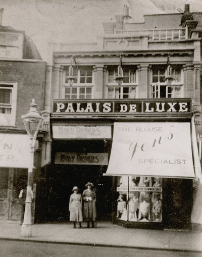 Luxury Palace, High Street, Bromley tekijältä English Photographer