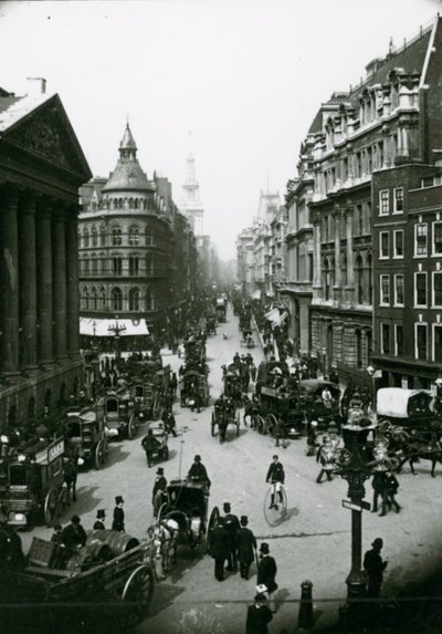 Penny farthing liikenteessä Mansion Housen ulkopuolella 1880-luvulla tekijältä English Photographer
