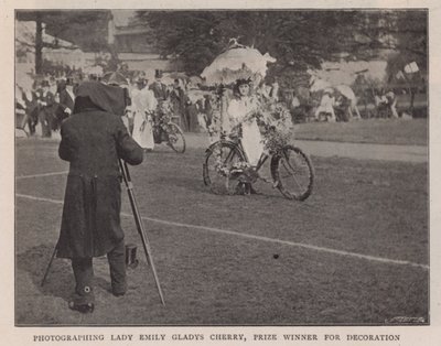Valokuvaamassa Lady Emily Gladys Cherryä, koristelun voittaja tekijältä English Photographer