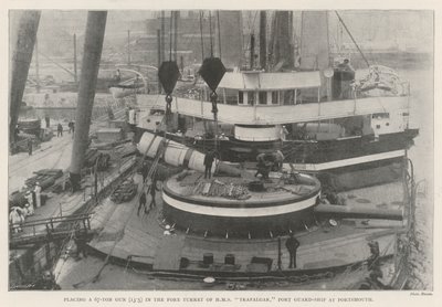 67 tonnin aseen (13,5) asettaminen Portsmouthin satamavartiolaivan HMS Trafalgarin keulatorniin tekijältä English Photographer