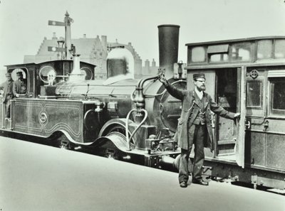 Porter-laituri rautatieasemalla, 1885 tekijältä English Photographer