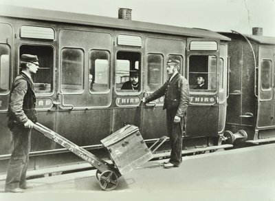 Porterit rautatieasemalla, 1885 tekijältä English Photographer