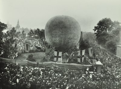 Poplar Recreation Ground: väkijoukkoja katsomassa kuumailmapalloa, 1892 tekijältä English Photographer