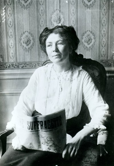 Muotokuva Christabel Pankhurstista lukemassa kopiota Suffragettesta n. 1905 tekijältä English Photographer