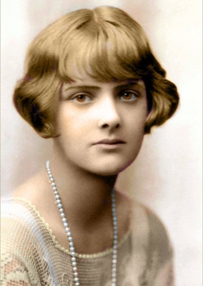 Muotokuva kirjailija Daphne du Maurierista vuonna 1930 (s/w-kuva). tekijältä English Photographer