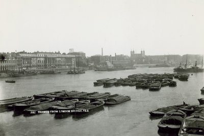 Postikortti, josta on näkymät Thamesille London Bridgeltä tekijältä English Photographer