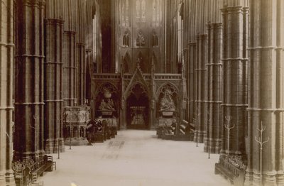 Postikortti, jossa on kuva Westminster Abbeyn sisätiloista tekijältä English Photographer