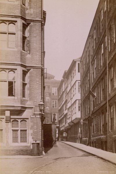 Postikortti, jossa on pohjoisen sisäänkäynti Middle Temple Lane -kadulle tekijältä English Photographer