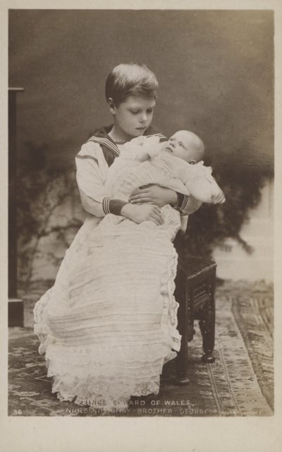 Walesin prinssi Edward imettää pikkuveljeään Georgea (s/w-kuva). tekijältä English Photographer