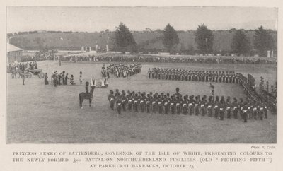 Battenbergin prinsessa Henry, Isle of Wightin kuvernööri, esittelee värit vastamuodostetulle 3. pataljoona Northumberland Fusiliersille (vanha taisteluviides) Parkhurstin kasarmissa 25. lokakuuta (bw ph) tekijältä English Photographer