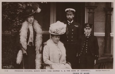 Prinsessa Victoria, kuningatar Mary, kuningas Yrjö V, Cornwallin herttua (s/w-kuva). tekijältä English Photographer