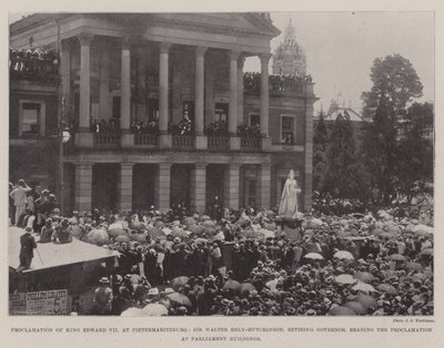 Kuningas Edward VII:n julistus Pietermaritzburgissa, Sir Walter Hely-Hutchinson, eläkkeelle jäävä kuvernööri, lukee julistuksen parlamenttirakennuksissa tekijältä English Photographer